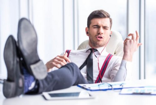 En narsissist på jobb som hører på musikk