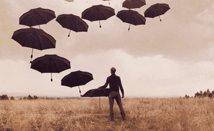 mann med paraplyer og med depresjon
