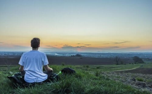 Slik forhindrer du vandrende tanker under meditasjon