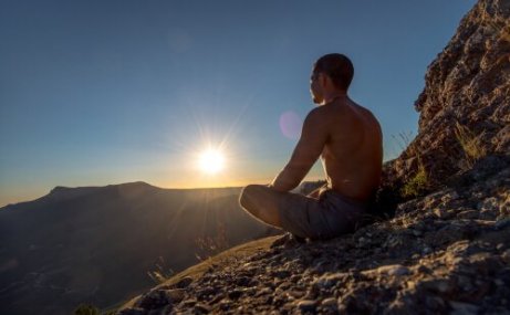 Mann praktiserer enkle meditasjonsøvelser