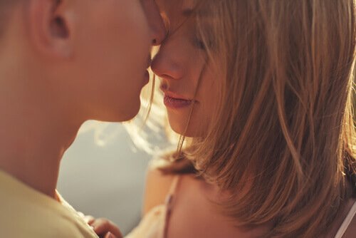 Kyss og kjærtegn kan hjelpe med å få tilbake lidenskapen i et forhold.