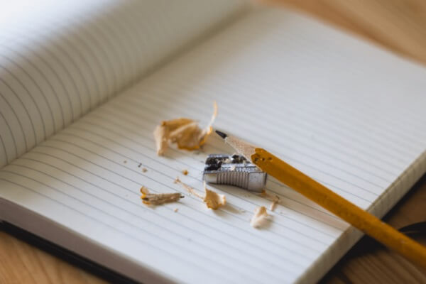 spisse en blyant for å skrive i en notatbok