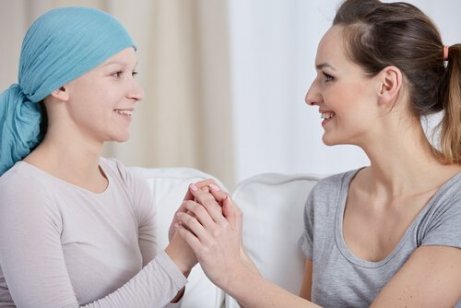En terapeut støtter pasient med brystkreft