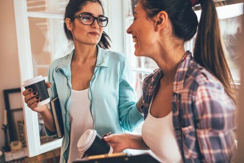 To kvinner har en samtale