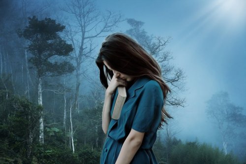 En kvinne med depresjon i skogen