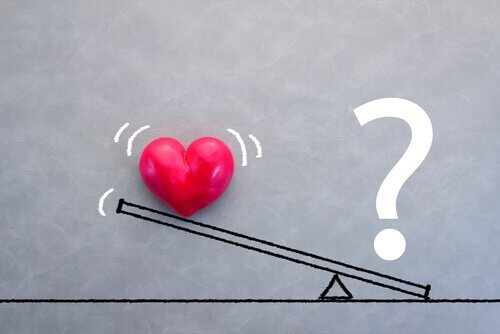 Bildet av et hjerte og et spørsmålstegn på en dumphuske