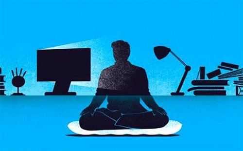 En mann som trener mindfulness.