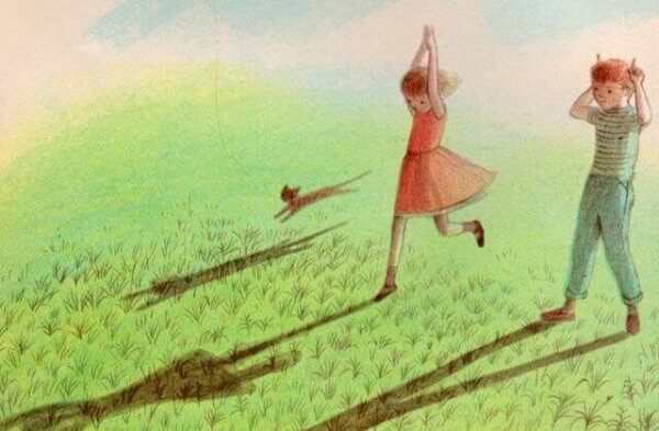 Jente leker i gresset