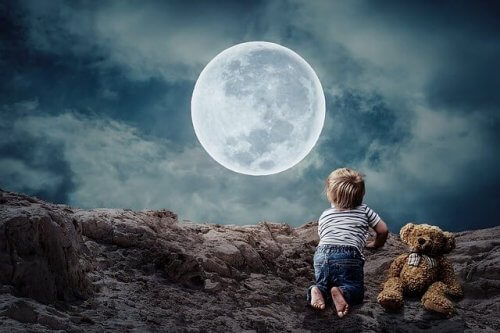 Barn som ser på månen