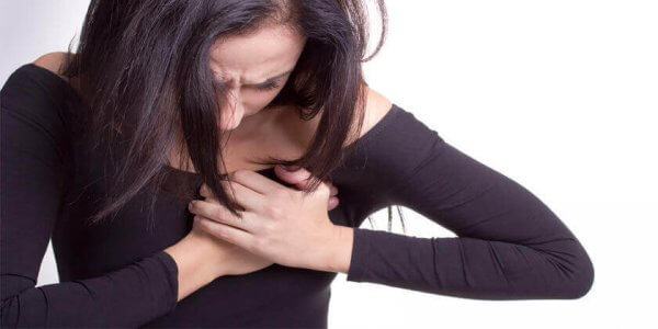 Kvinne med smerte i brystet