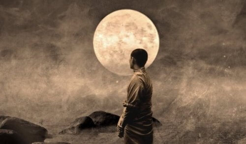 Buddhistisk munk foran månen