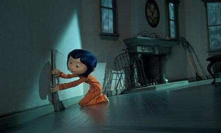 Coraline åpner en dør i veggen