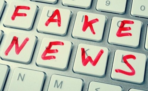 Falske nyheter skrevet på et tastatur