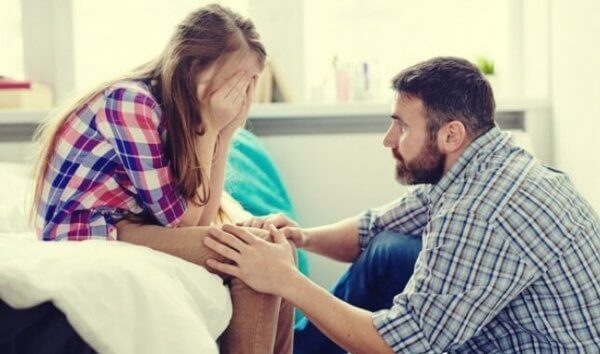 Far hjelper sin datter med en spiseforstyrrelse