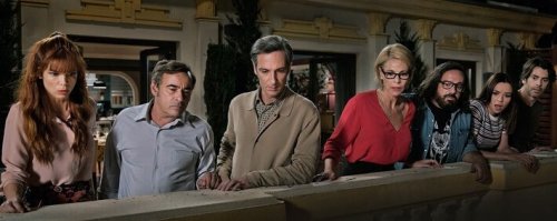 Folk ser ut fra balkongen