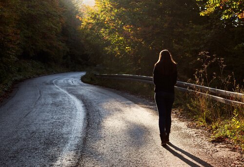 Kvinne går alene på veien