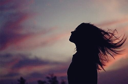 Jente med vinden i håret
