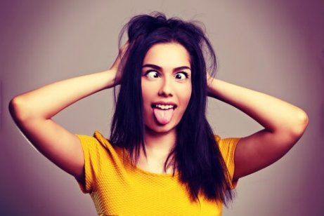 En kvinne gjør narr av seg selv