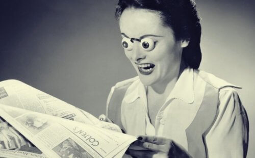Kvinne med falske øyne leser nyheter