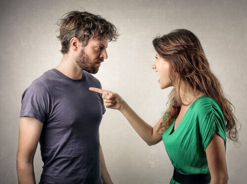 Kvinne kjefter på kjæresten sin