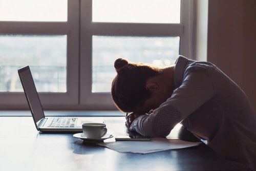 Kvinne trøtt av å jobbe på pc