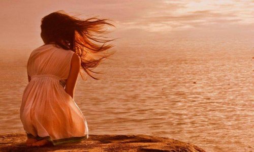 Kvinne søker etter fyret hennes.