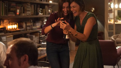 Kjæreste ser på telefon og ler