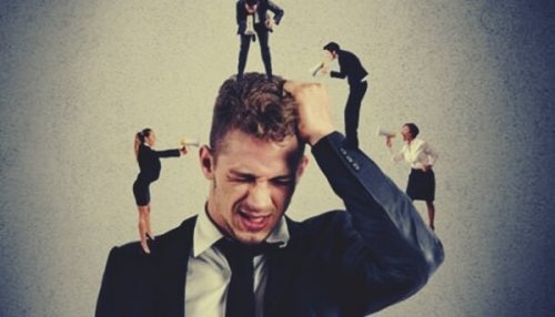 Gutt blir trakassert av kolleger.