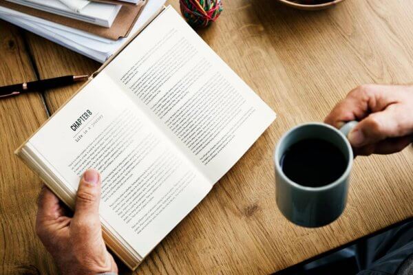 Man leser bok