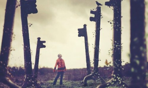 Mann omgitt av gigantiske nøkler