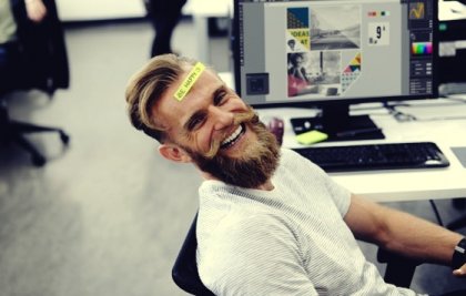 Mann med god sans for humor på jobben