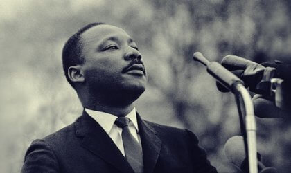 Martin Luther King gir tale om vold