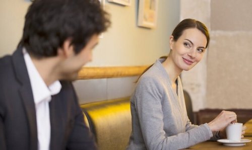 En mann og en kvinne som uttrykker seg gjennom kroppsspråk