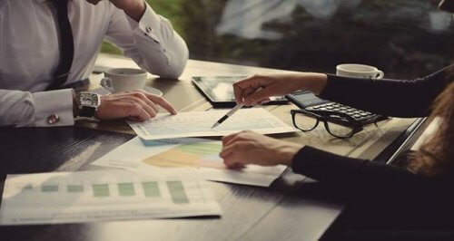 To personer forbereder en forhandling