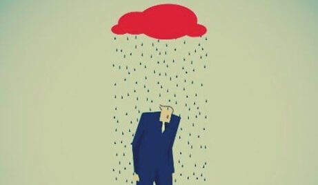 En mann under regnet