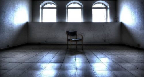 Ensom stol i et tomt rom