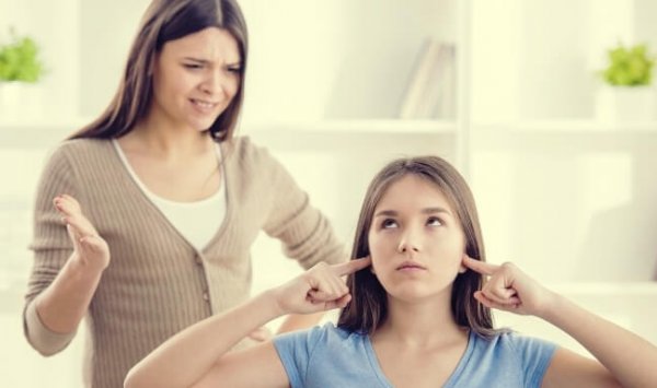 Jente lytter ikke til moren sin