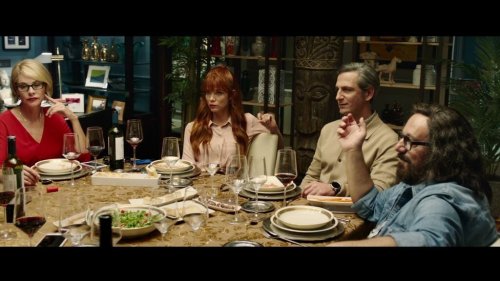 En gruppe venner som har middag