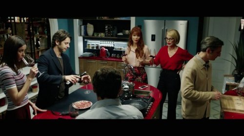 Venner skåler og feirer