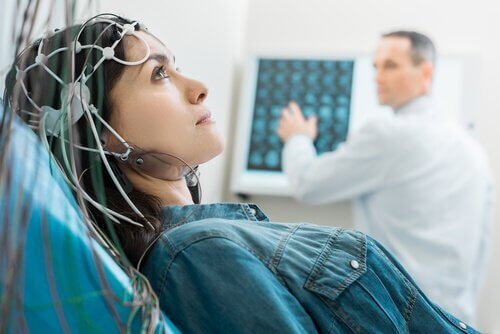EEG gjennomføres på en kvinne.