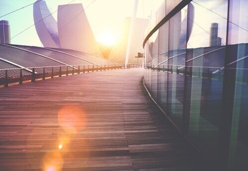 En bygning med sollys i bakgrunnen