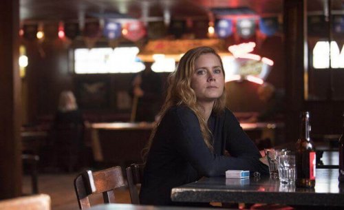 Amy Adams' karakter har selvdestruktive tendenser