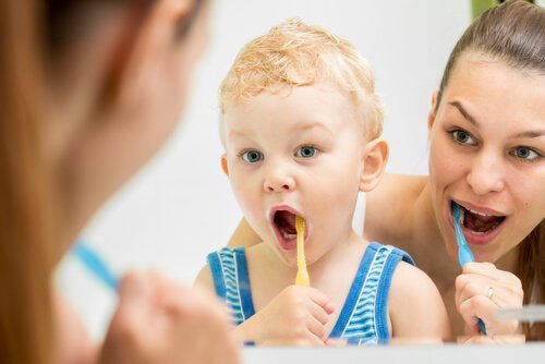 Barn som lærer å pusse tennene.
