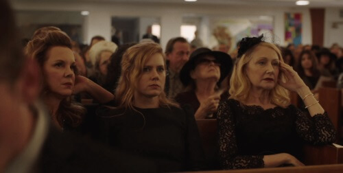 Sharp Objects-karakterer i en begravelse