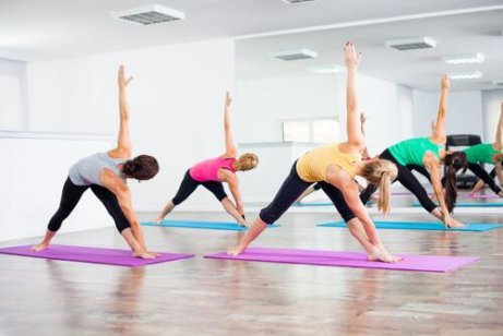 Folk gjør bikram-yoga