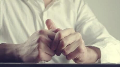 urolige hender er et tegn på angstens kroppsspråk