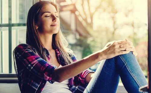 Jente som mediterer for å håndtere kaos