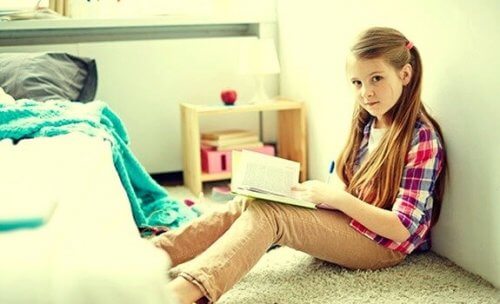 En jente leser i rommet hennes.