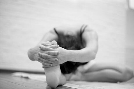 En kvinne som gjør Bikram-yoga
