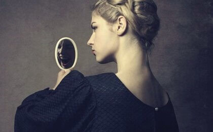 En narsissistisk kvinne ser på seg selv i et speil.